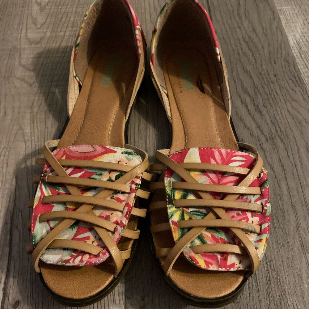 Flowered open toe flat 🌺🌸🌼